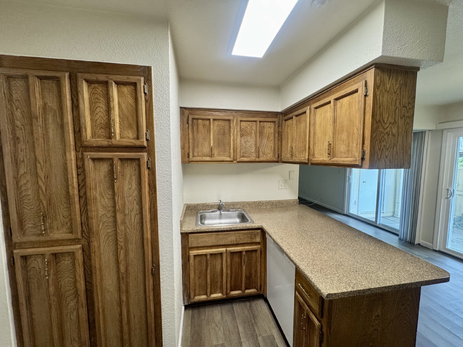 Beautiful Downstairs  2 Bedroom Condo Located In Gated Community Pool property image