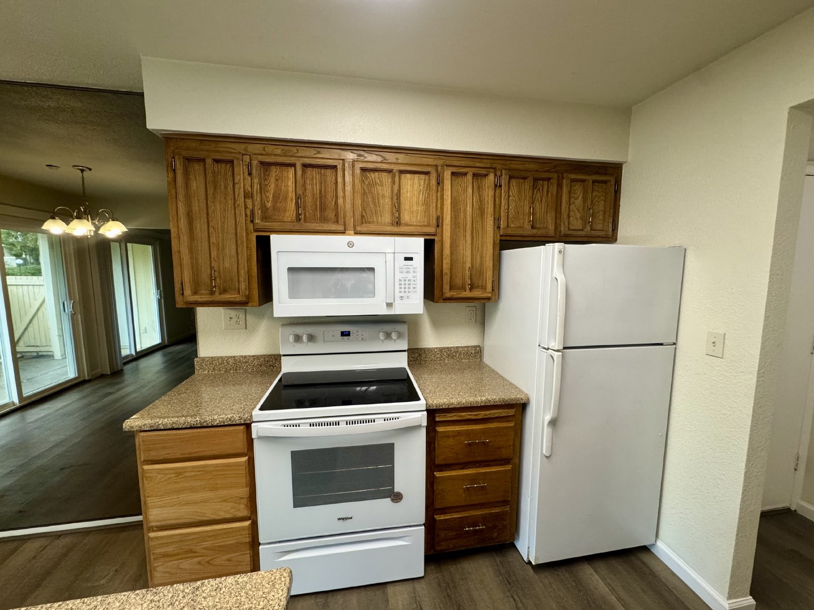 Beautiful Downstairs  2 Bedroom Condo Located In Gated Community Pool property image