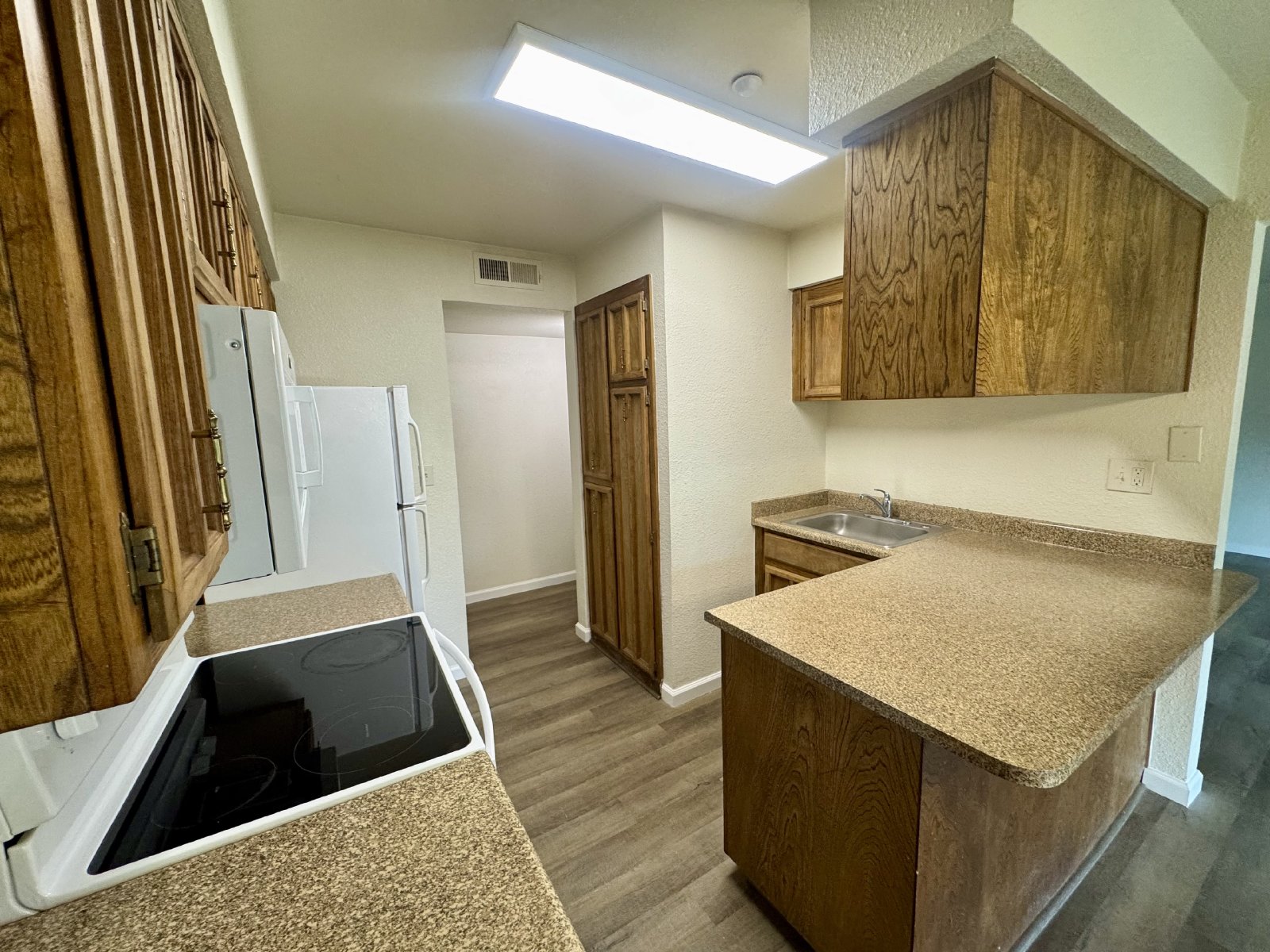 Beautiful Downstairs  2 Bedroom Condo Located In Gated Community Pool property image