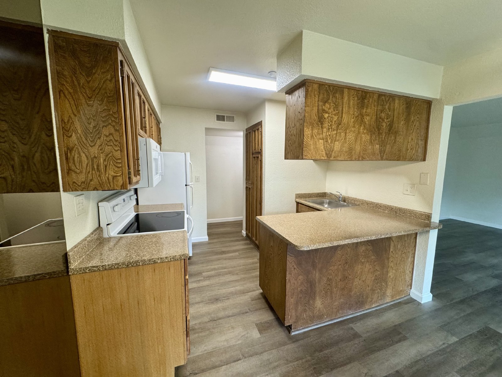 Beautiful Downstairs  2 Bedroom Condo Located In Gated Community Pool property image