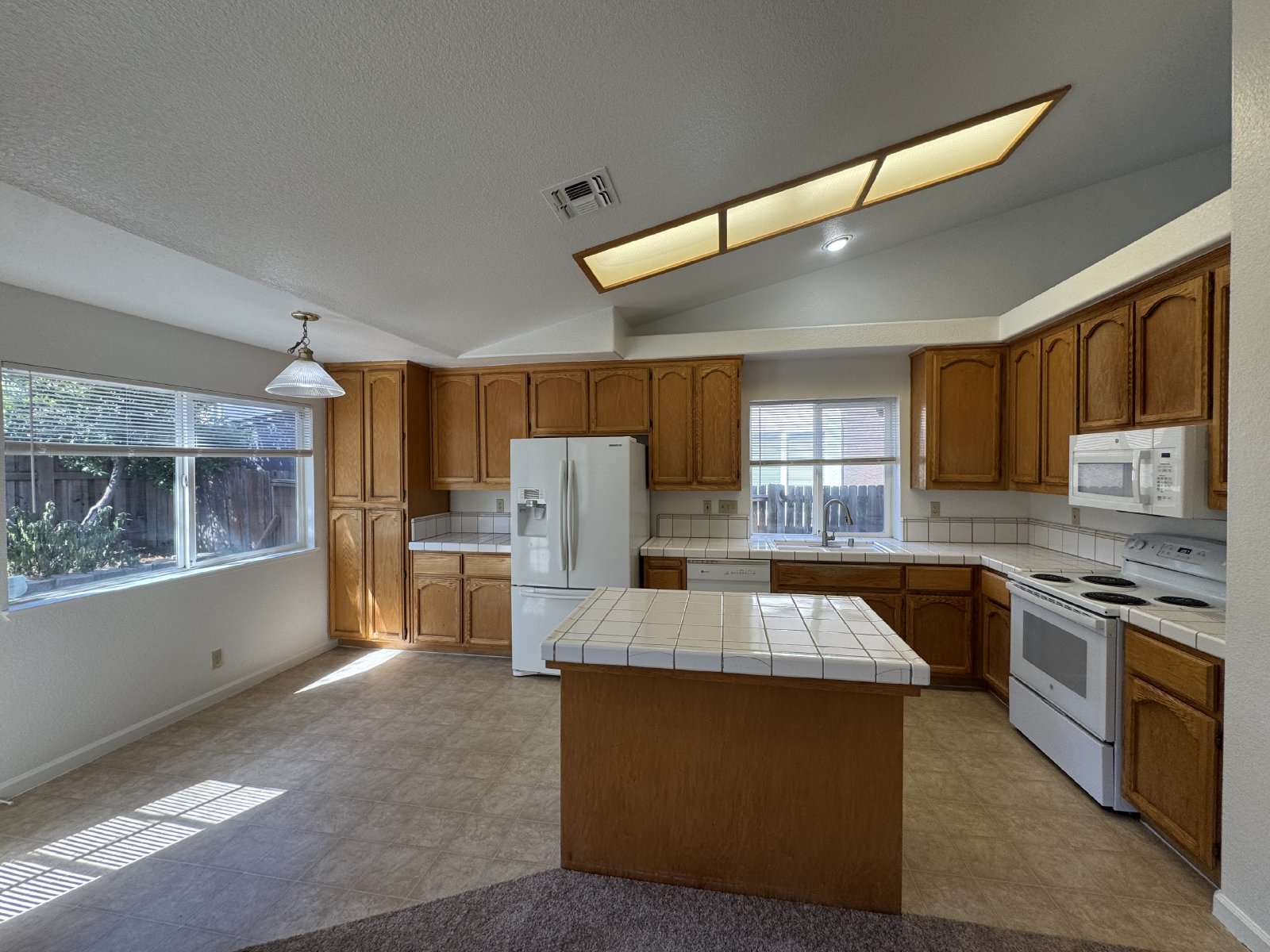 Beautiful 4/2 home in Elk Grove-8575 Dianthus Way property image