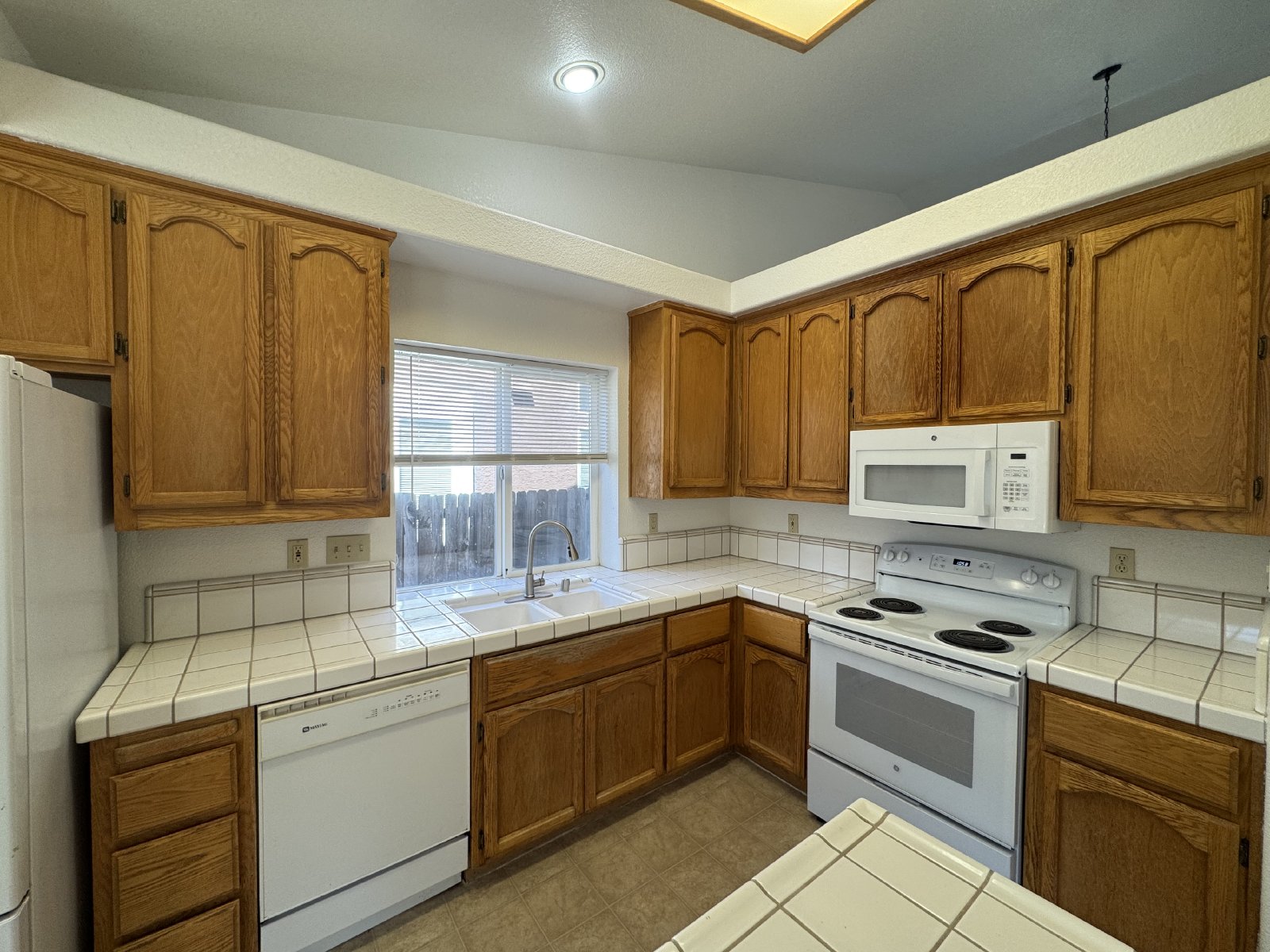 Beautiful 4/2 home in Elk Grove-8575 Dianthus Way property image