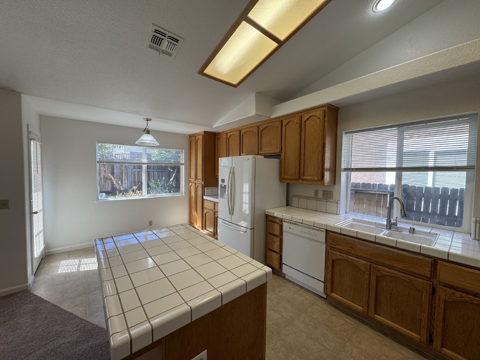 Beautiful 4/2 home in Elk Grove-8575 Dianthus Way property image