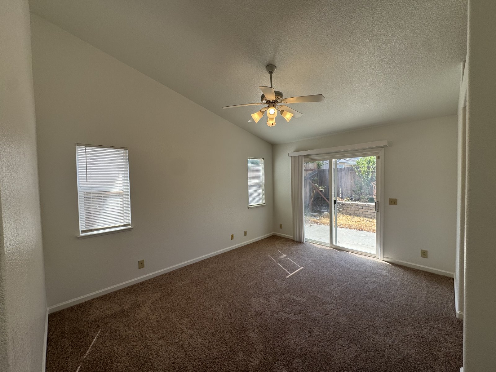 Beautiful 4/2 home in Elk Grove-8575 Dianthus Way property image