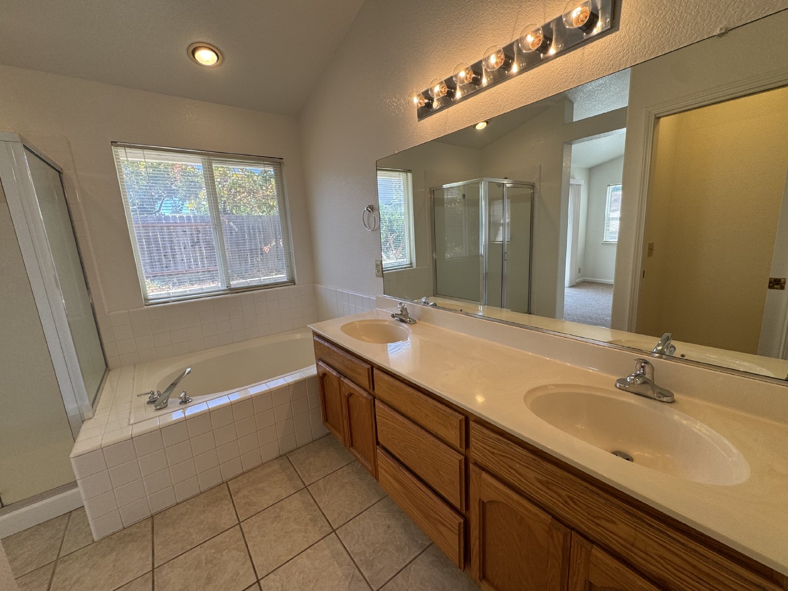 Beautiful 4/2 home in Elk Grove-8575 Dianthus Way property image